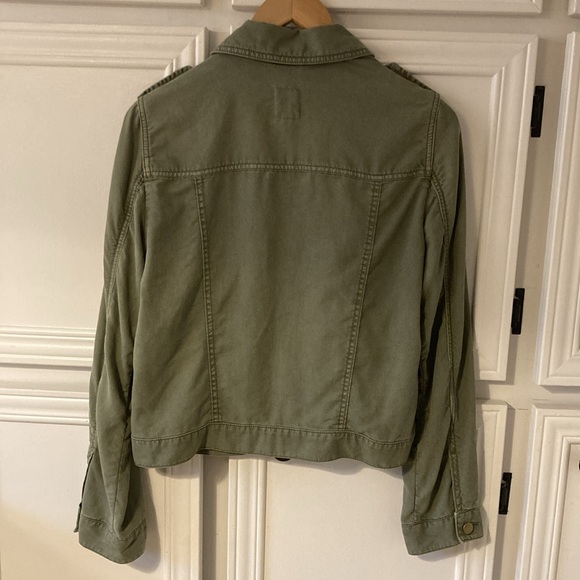 GAP TENCEL™ Icon Utility Jacket in Army Green. Size: Small - Picture 2 of 5